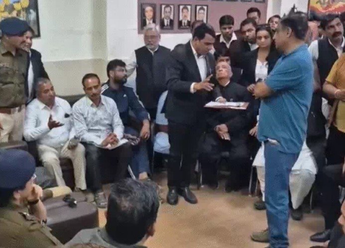 AJMER पुलिस की मौजूदगी में मॉल-बाजारों में जमकर तोड़फोड़