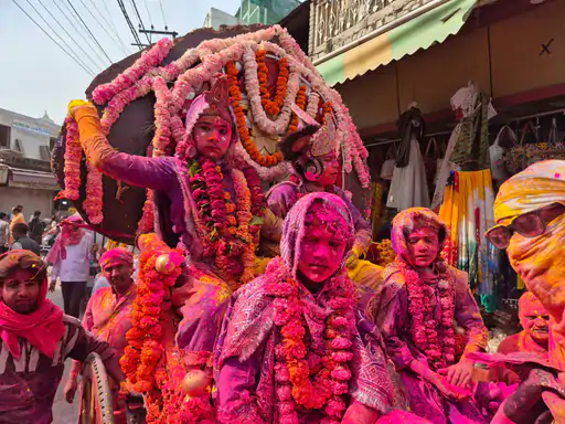 MATHURA वृंदावन में राधा-कृष्ण ने भक्तों पर बरसाए रंग